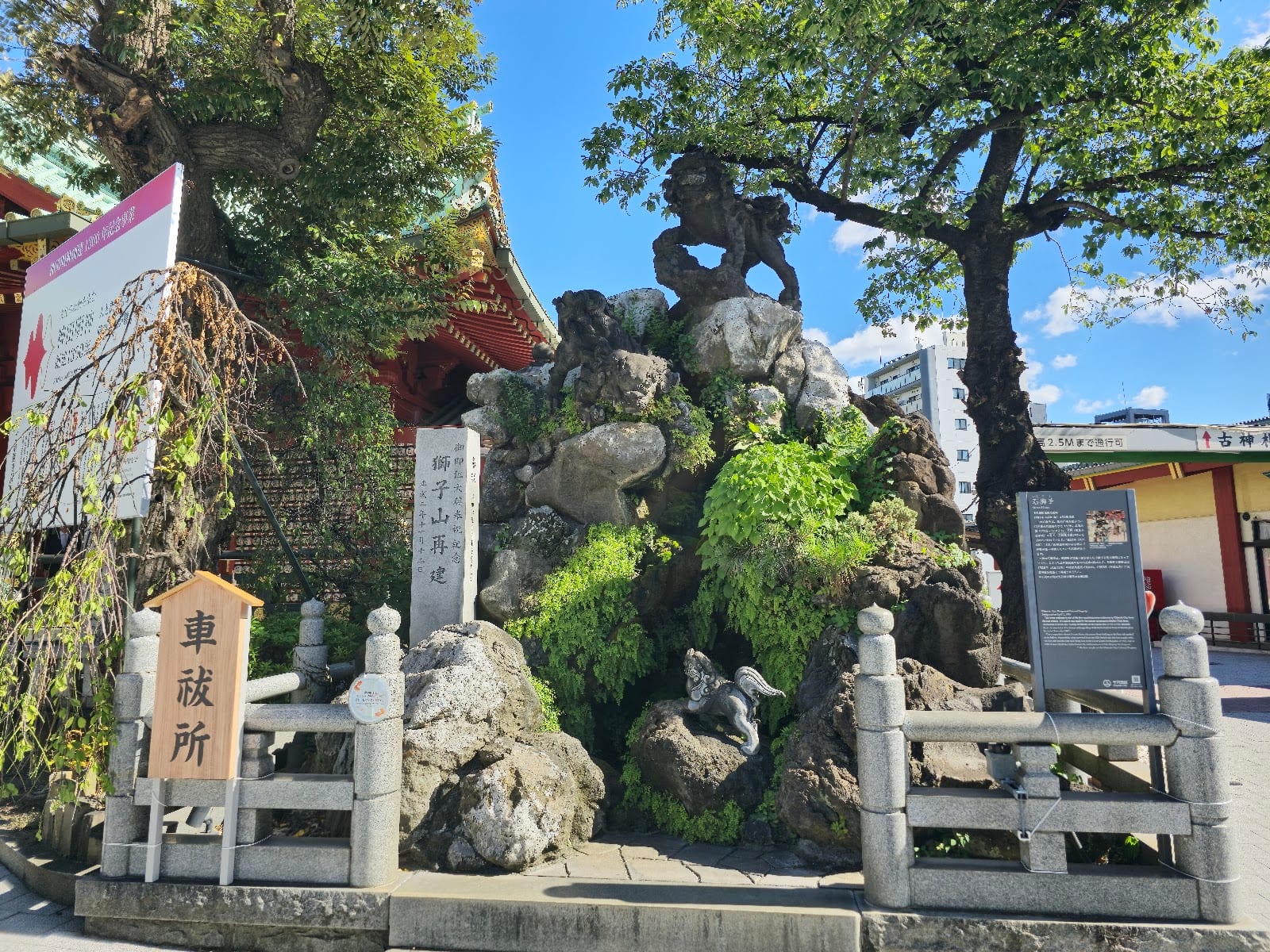 A quiet corner of the Kanda Myojin grounds.