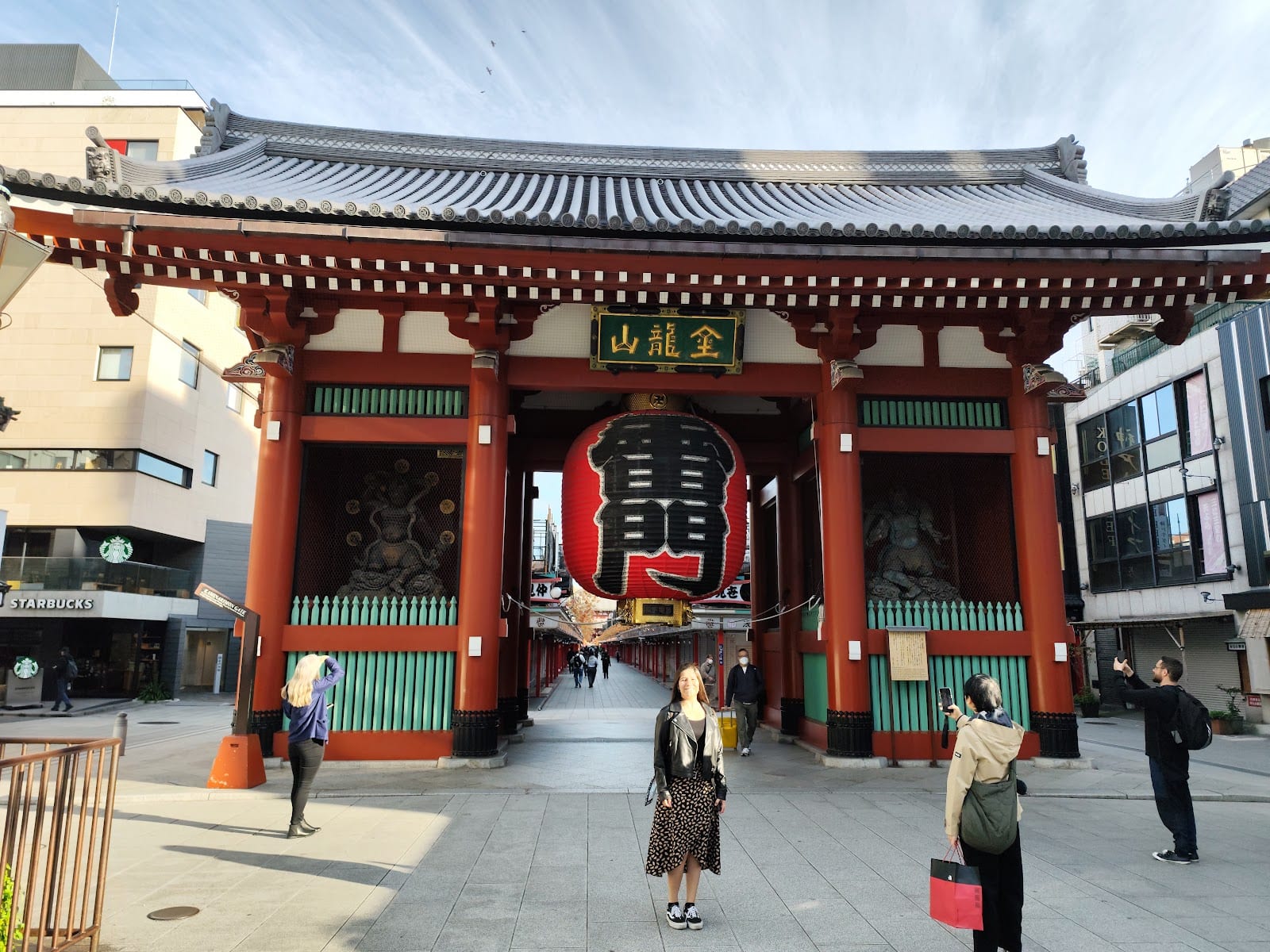 The Kaminarimon gate and its red lantern from the front.