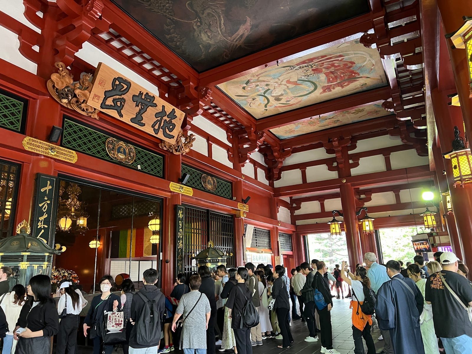 Crowds passing under the lantern inside Kaminarimon.