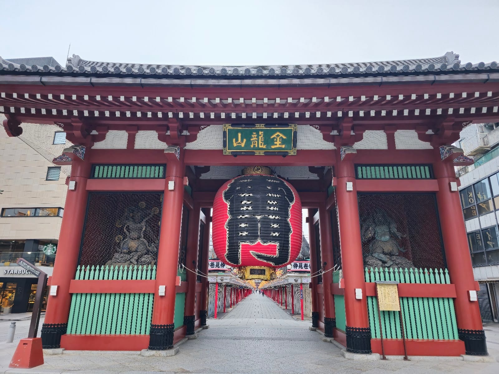 The Hozomon gate and its great red lantern at Senso-ji.