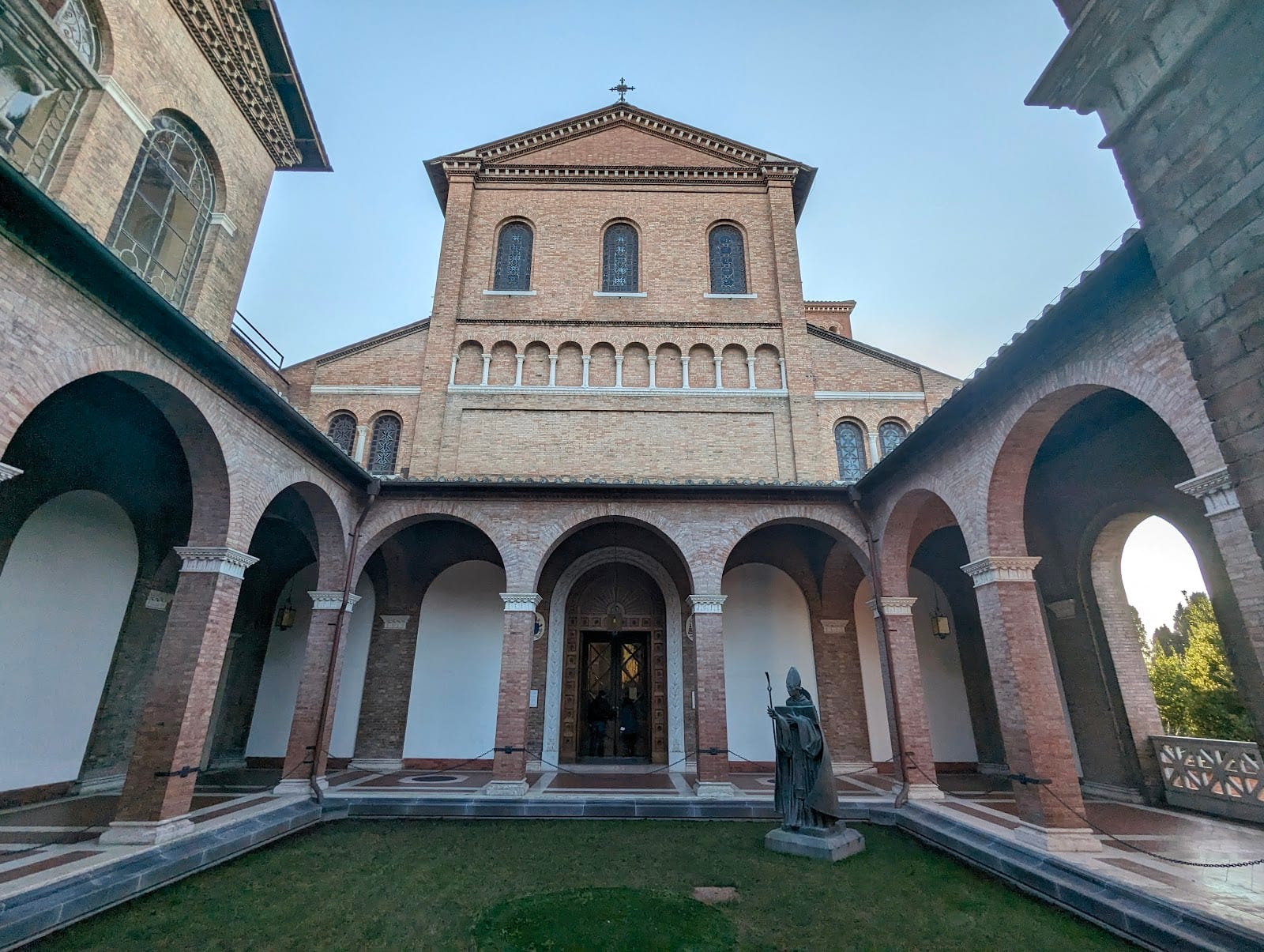 The arcaded cloister of the Sant'Anselmo Benedictine abbey.