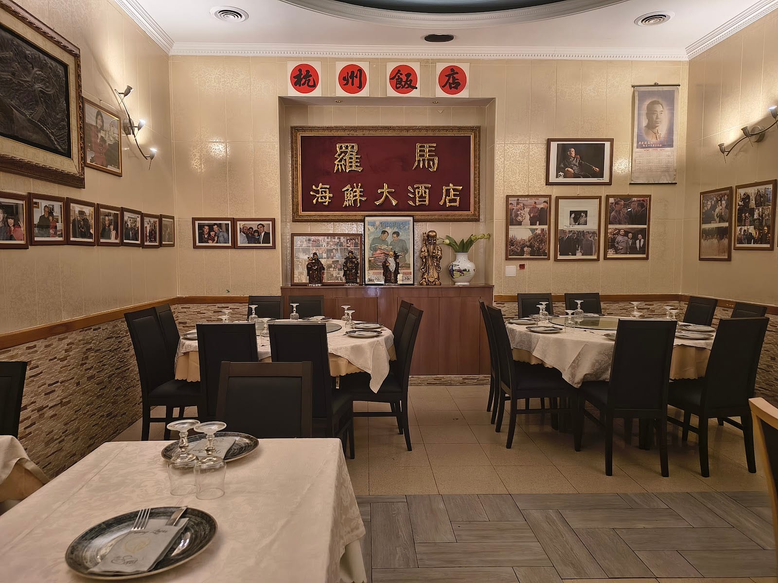 The dining room of Hang Zhou da Sonia, its walls covered in framed photos.