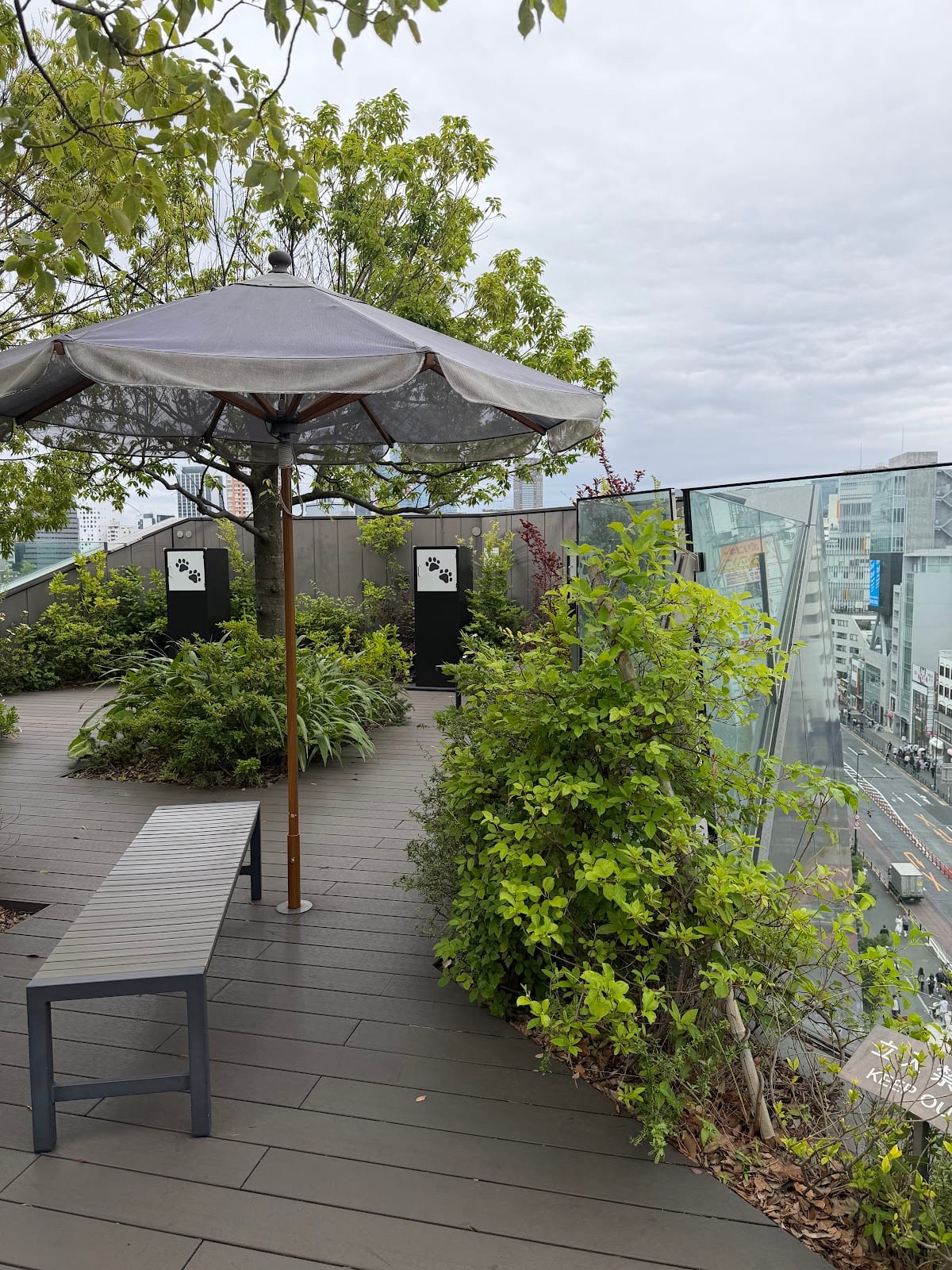 The Omohara no Mori rooftop terrace at Tokyu Plaza.