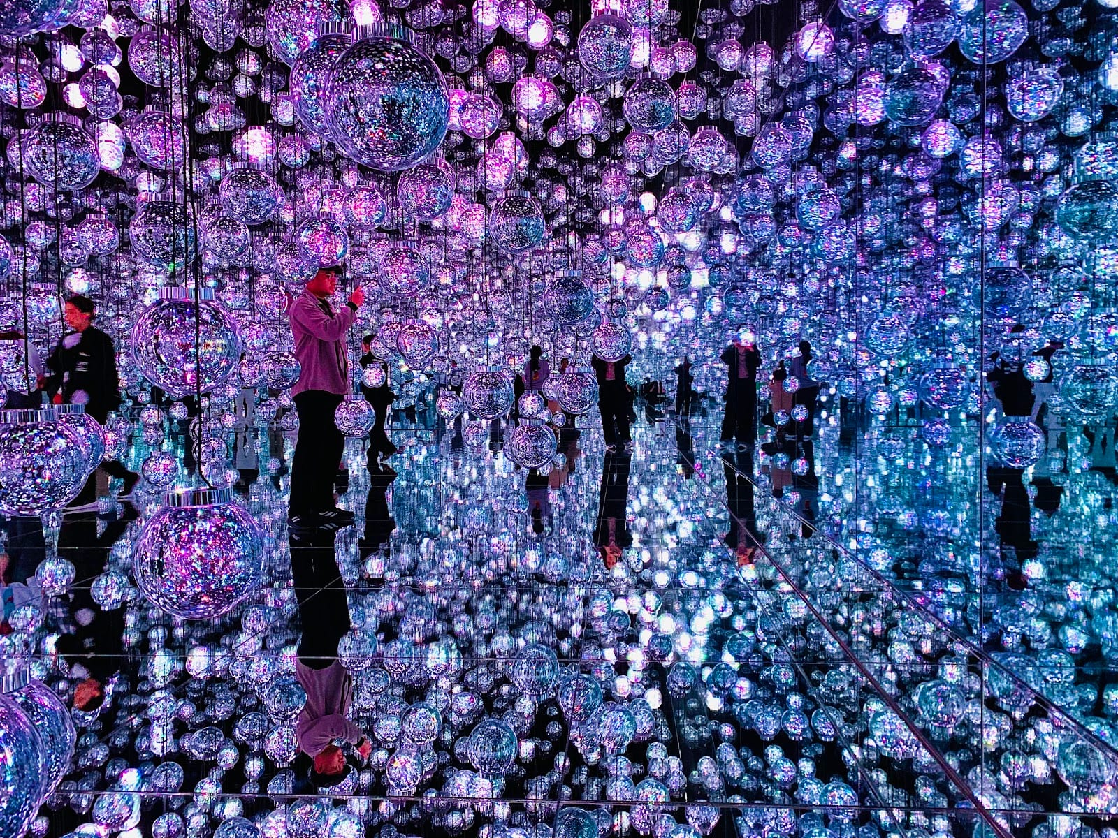 A mirrored crystal-light installation at teamLab Borderless.