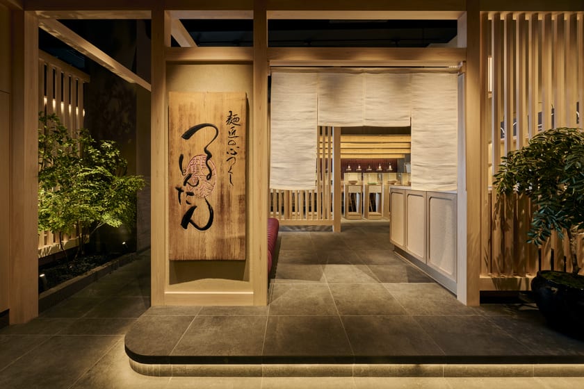 The lantern-lit entrance to Tsurutontan Roppongi.