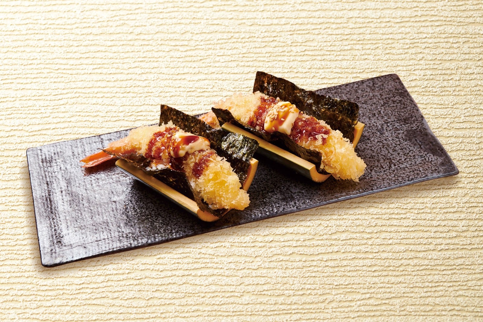 Tempura-topped nori and rice at Tsurutontan Roppongi.