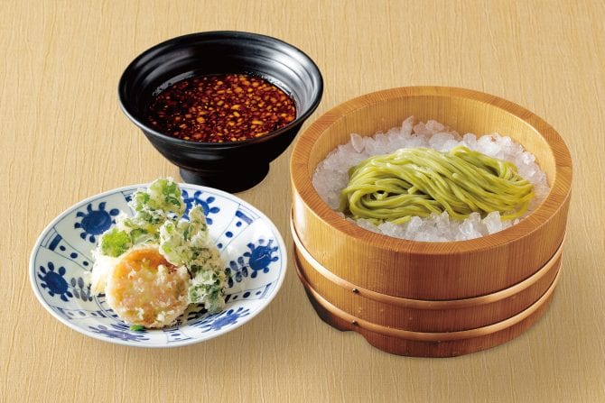 Green-tea udon served in a wooden tub at Tsurutontan.