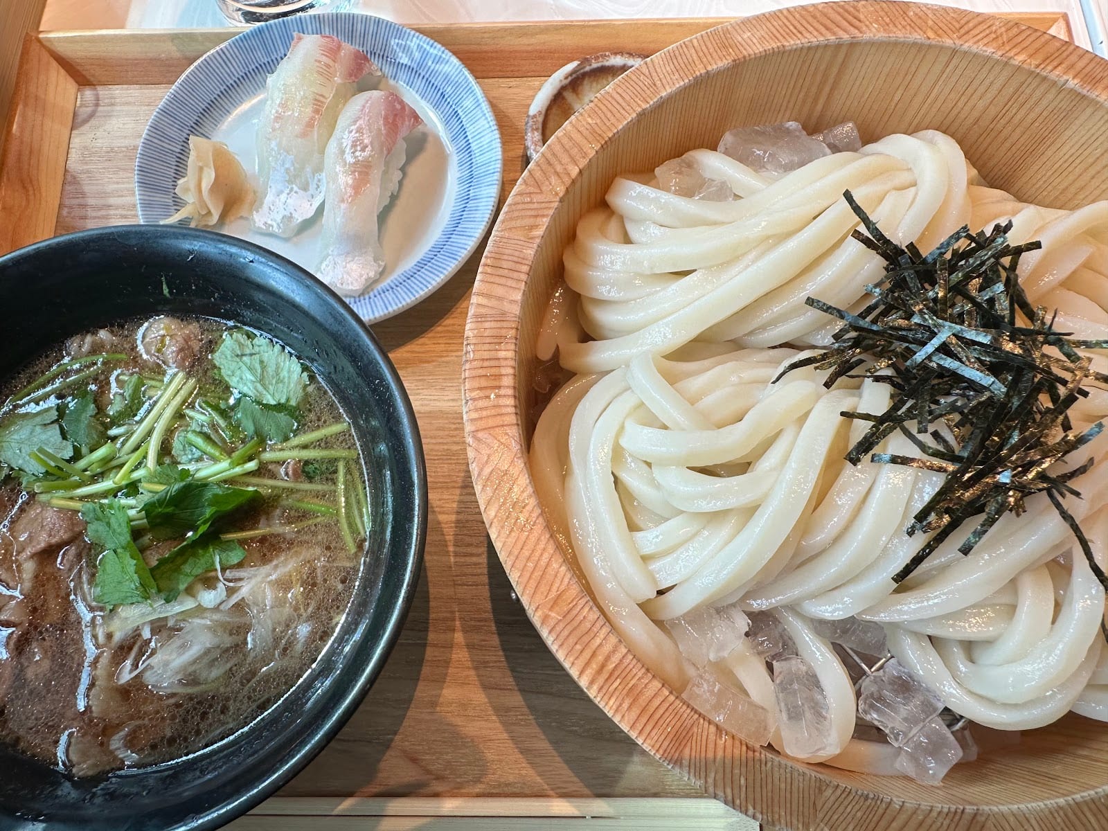 A washbasin-sized bowl of udon at Tsurutontan Roppongi.