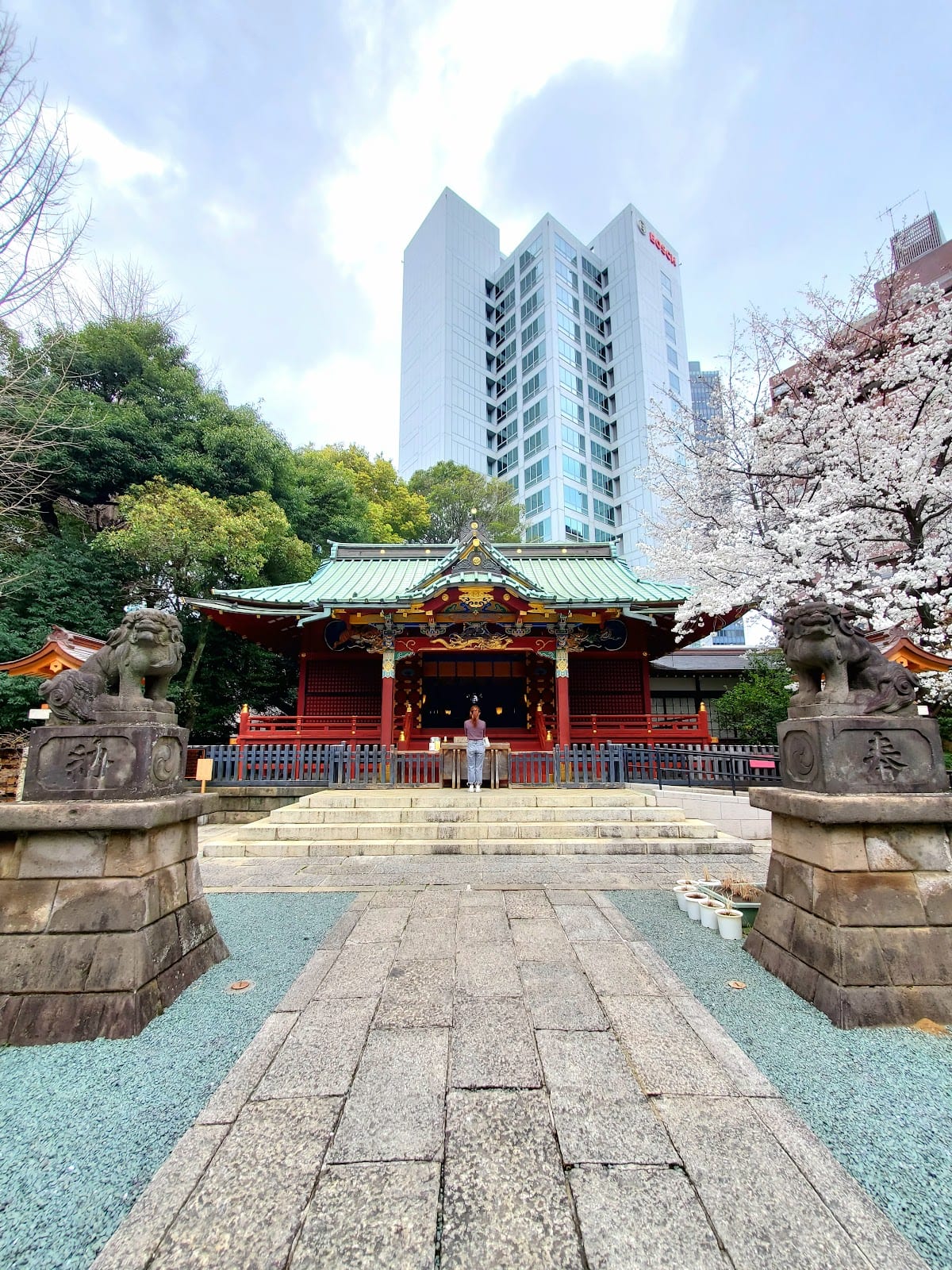 The main hall and guardian lion-dogs of Konno Hachimangu shrine.