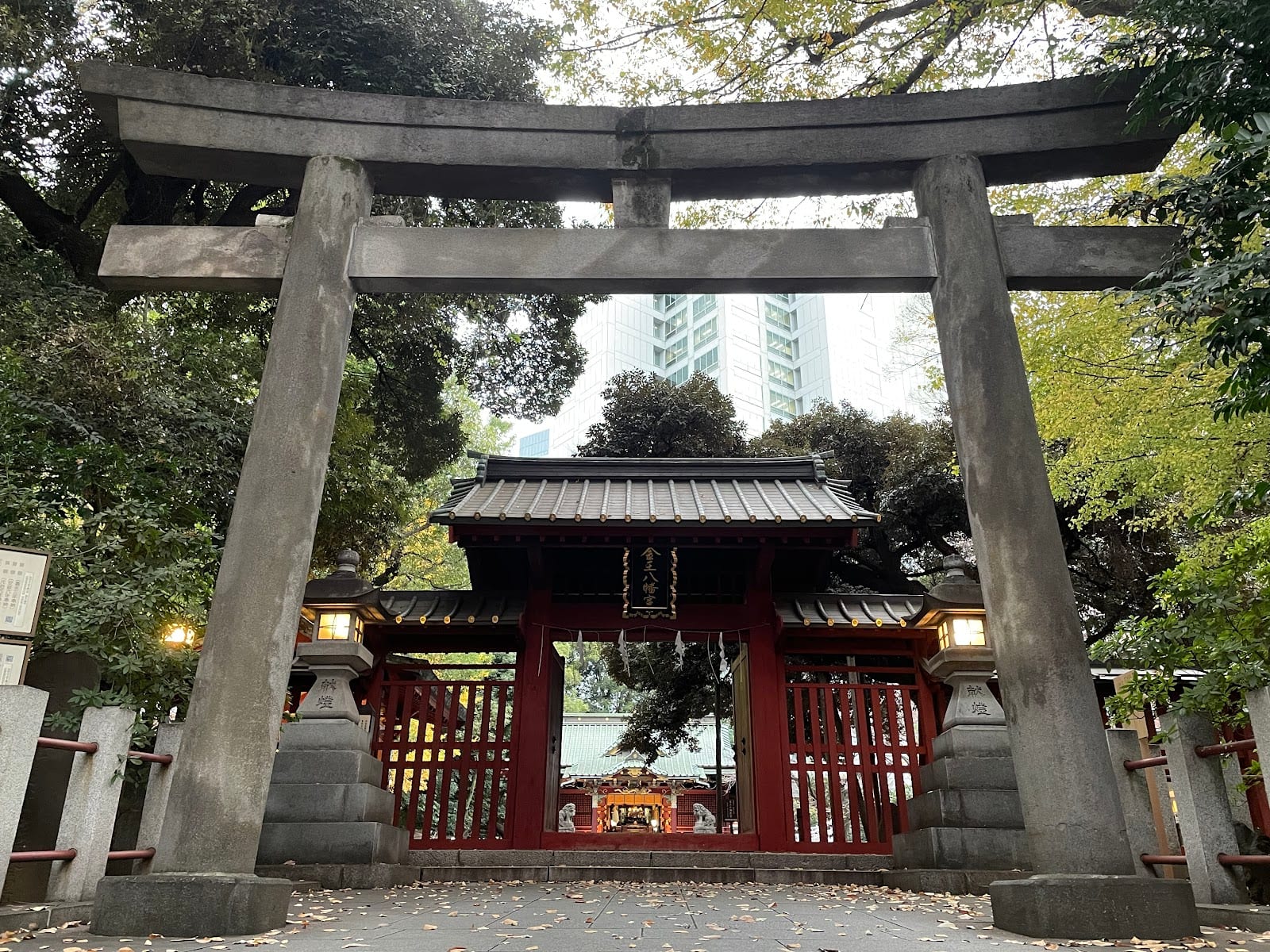 The vermilion gate of Konno Hachimangu shrine.