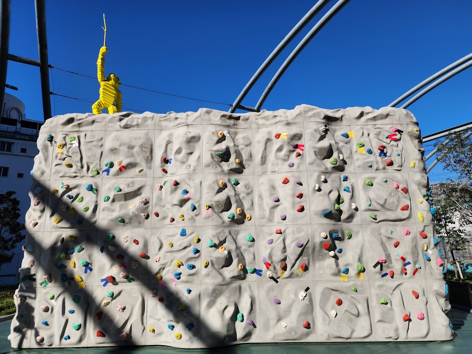 The bouldering wall on Miyashita Park's rooftop.