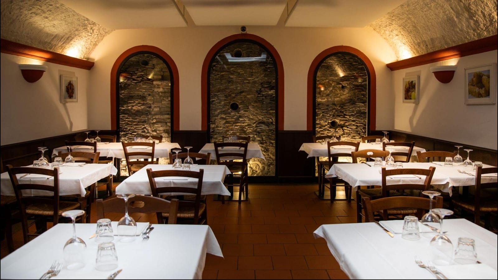 The stone-walled dining room of Flavio al Velavevodetto, cut into Monte Testaccio.