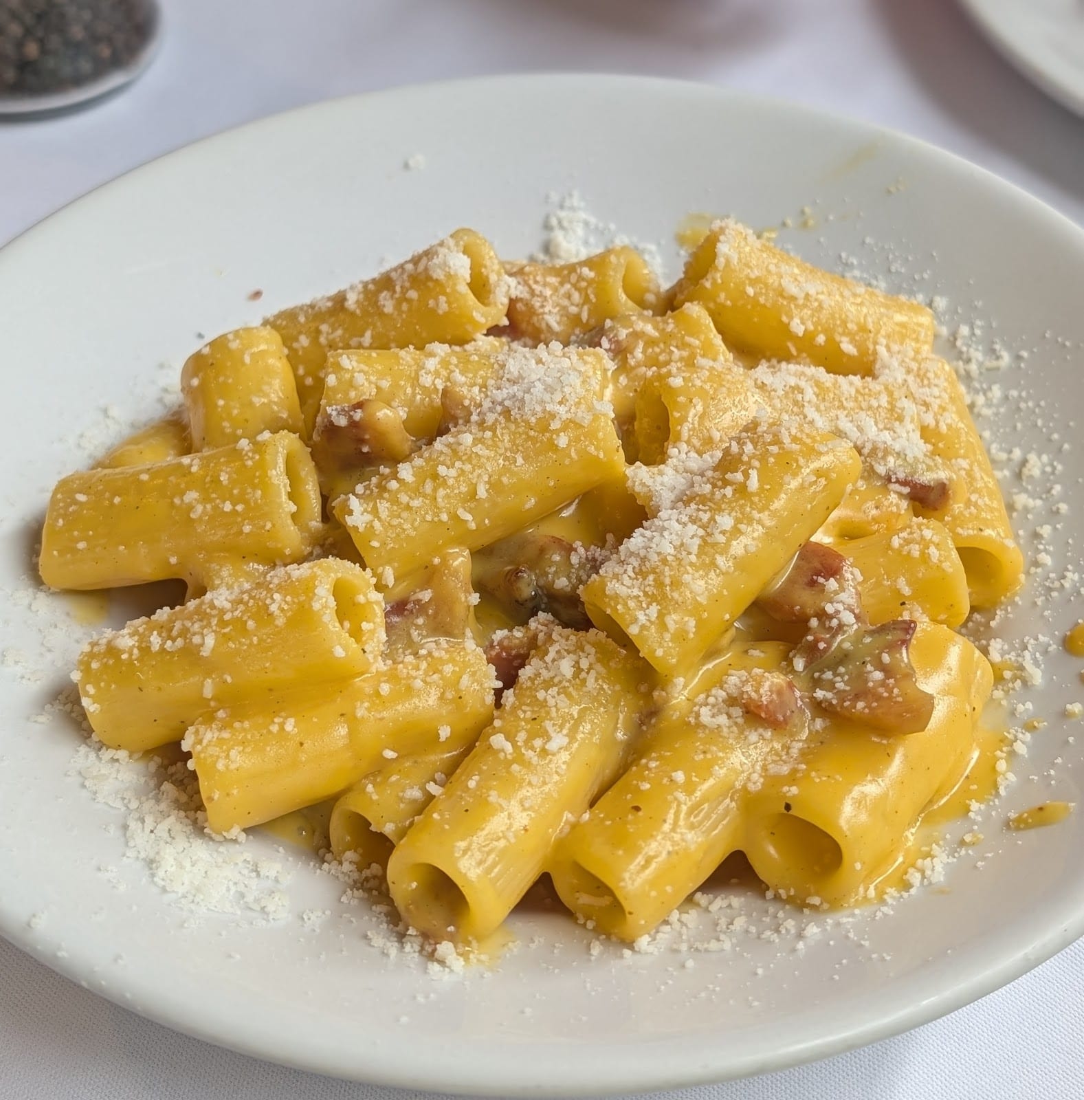 A bowl of Roman pasta with cheese and pepper at Flavio al Velavevodetto.