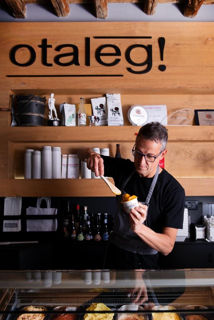 The gelato maker handing over a cone at Otaleg.