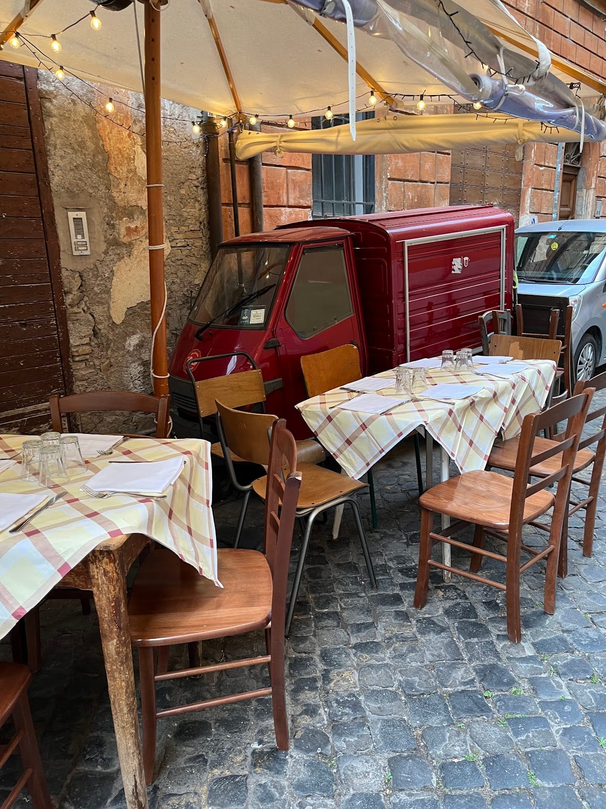 The street-side tables of Trattoria Da Enzo al 29 in Trastevere.
