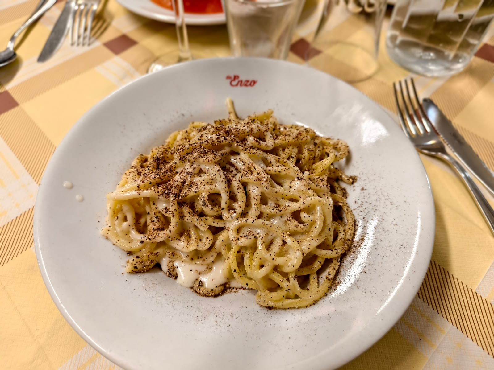 A plate of cacio e pepe at Trattoria Da Enzo al 29.