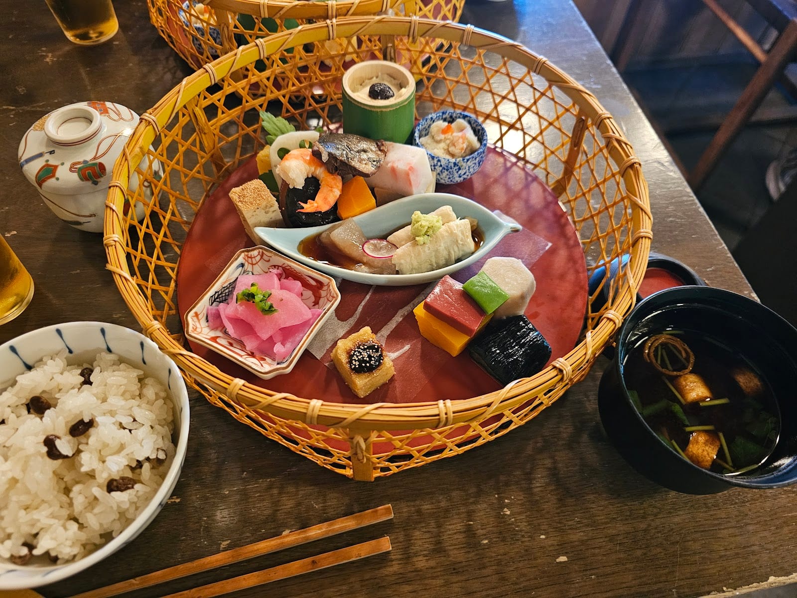 A bamboo-basket kaiseki presentation at Innsyoutei.