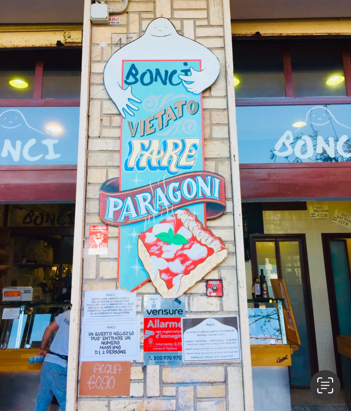 The 'Vietato fare paragoni' mural on the wall of Pizzarium Bonci.