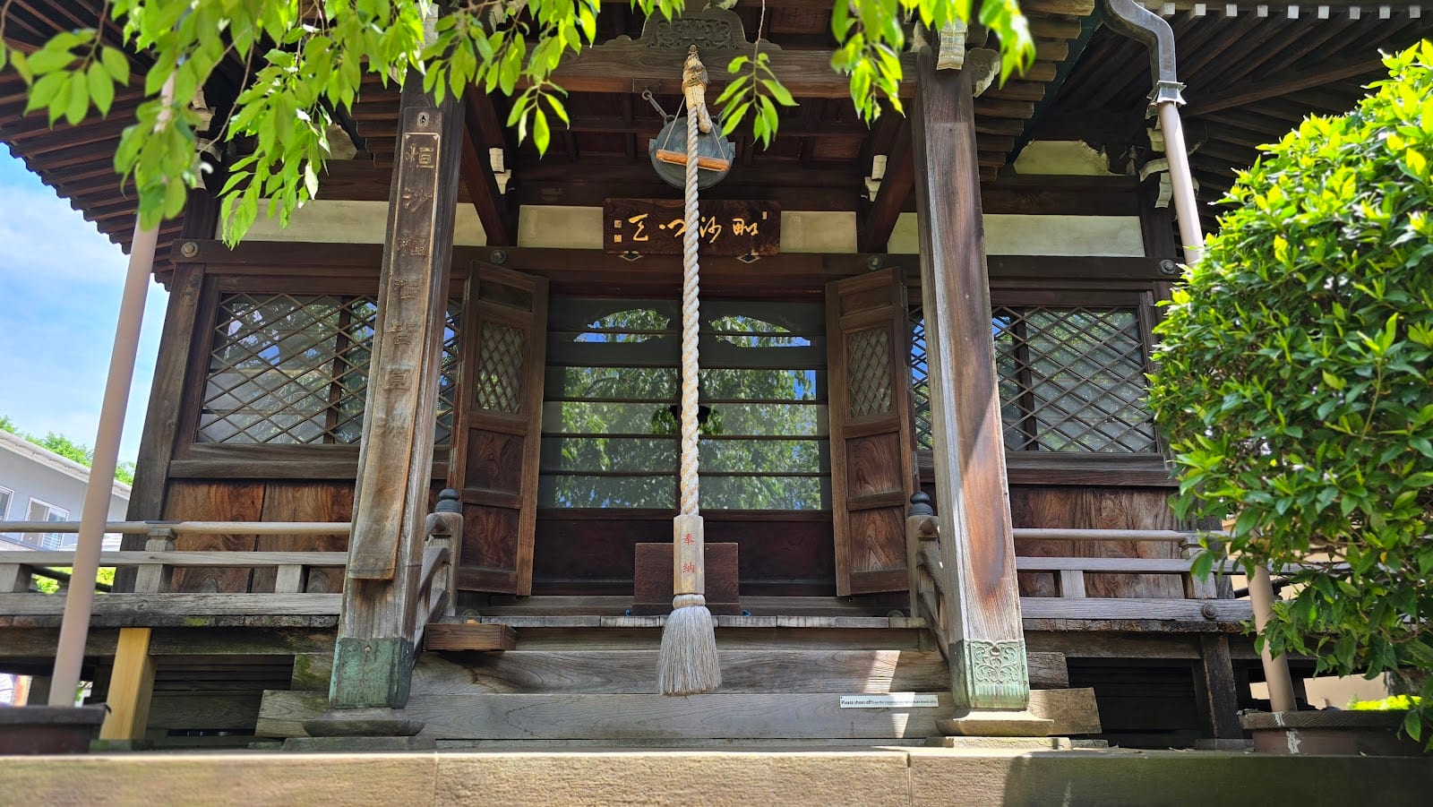 The worship hall at Tennoji temple.