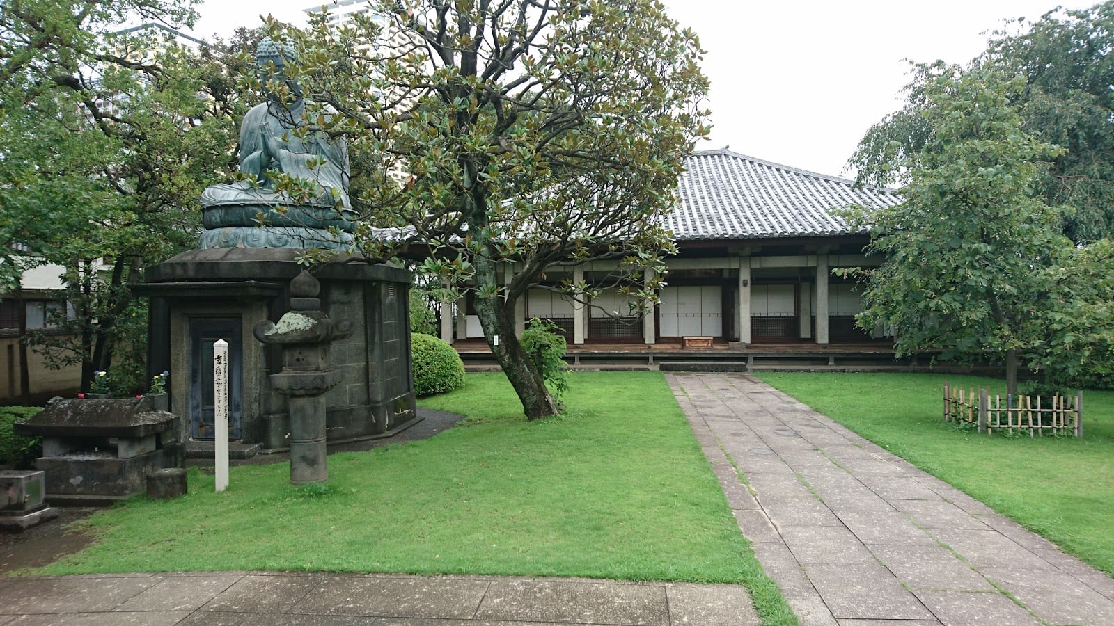 The main hall and lawn of Tennoji temple.