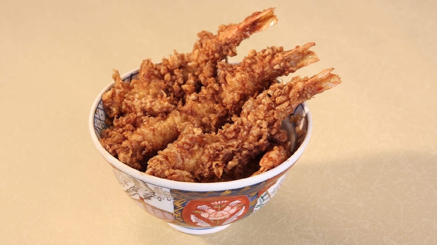 A bowl of prawn tempura piled over rice at Daikokuya in Asakusa.