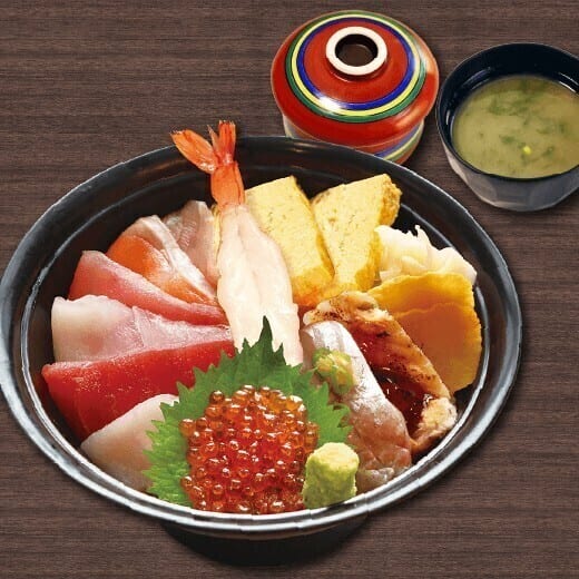 An assorted kaisendon bowl of sashimi, salmon roe and tamagoyaki at Sushizanmai near Tsukiji.