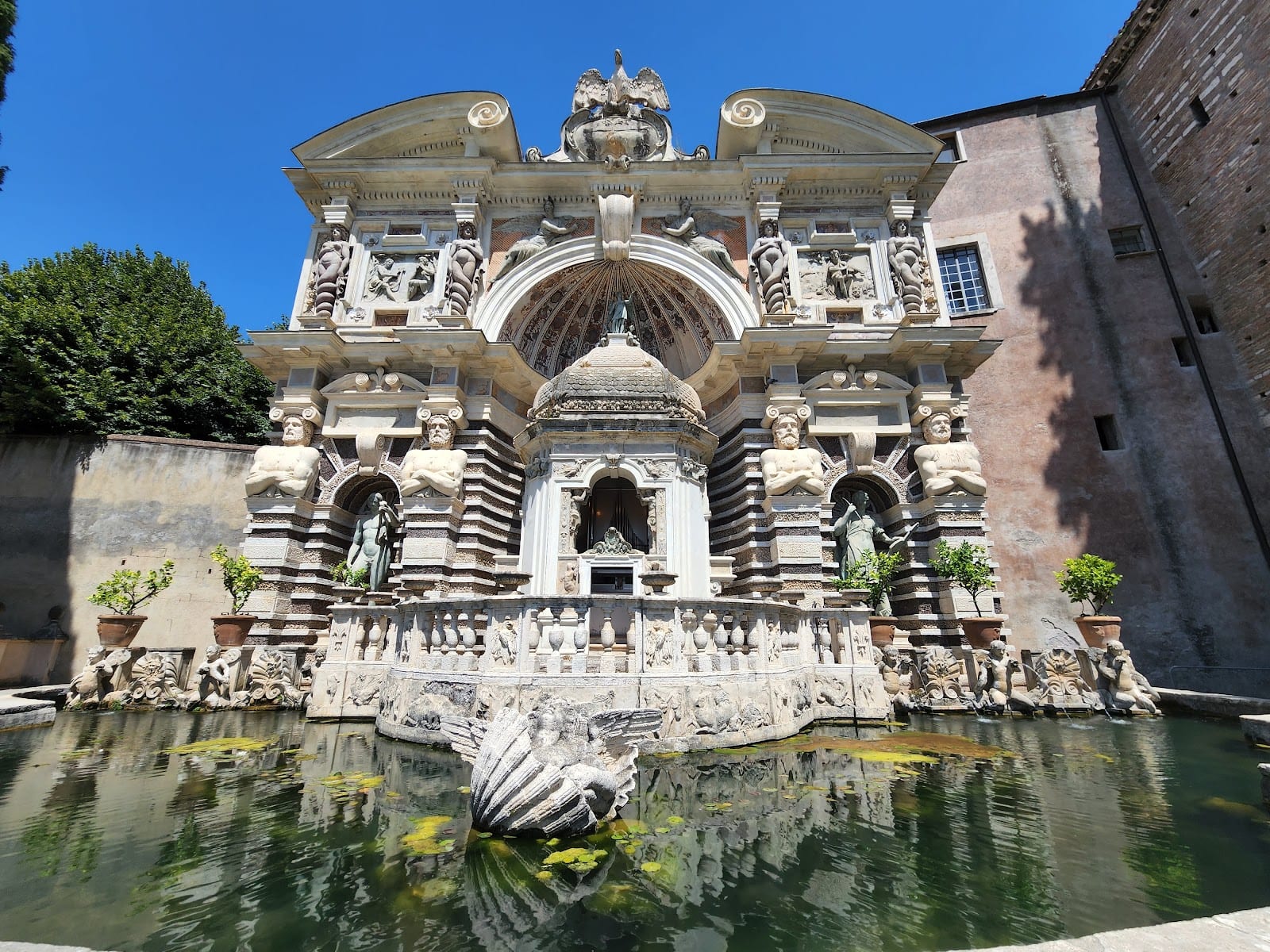 The baroque Fountain of the Organ and its reflecting pool at Villa d'Este.