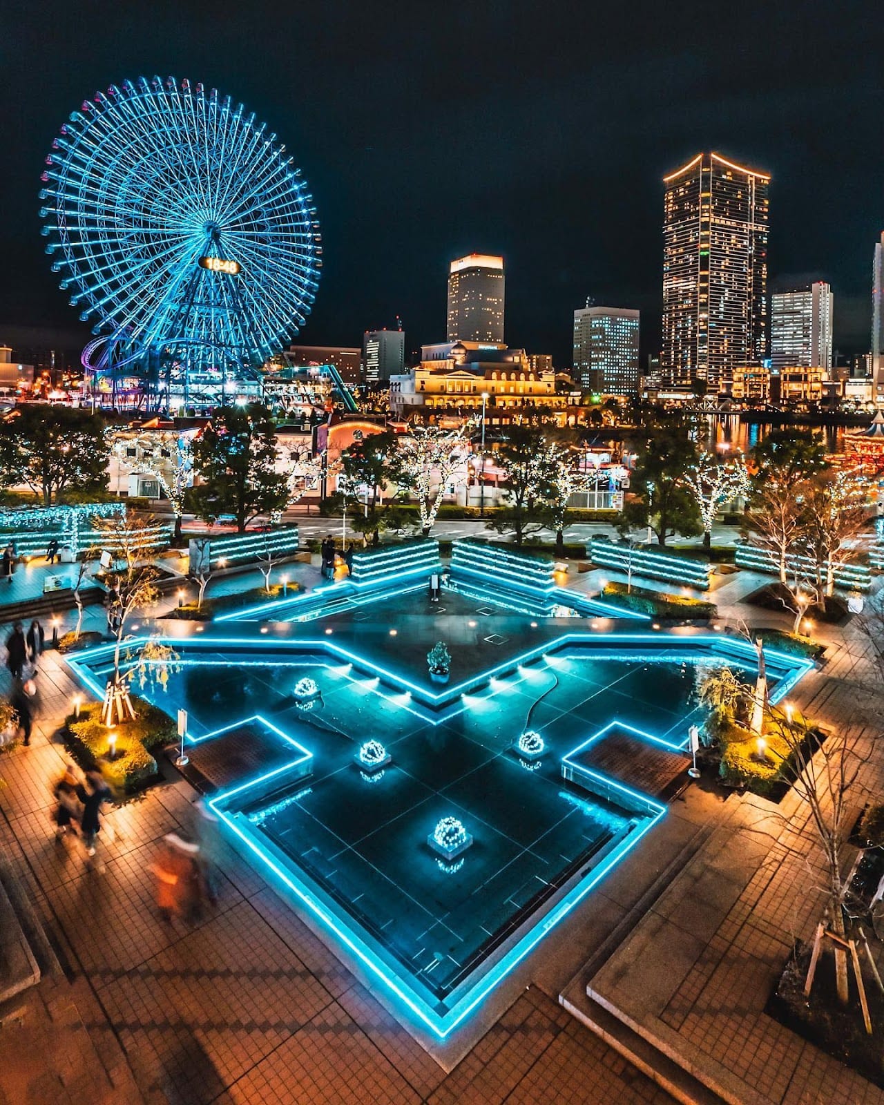 Yokohama's Minato Mirai skyline and the illuminated Cosmo Clock 21 Ferris wheel at night.