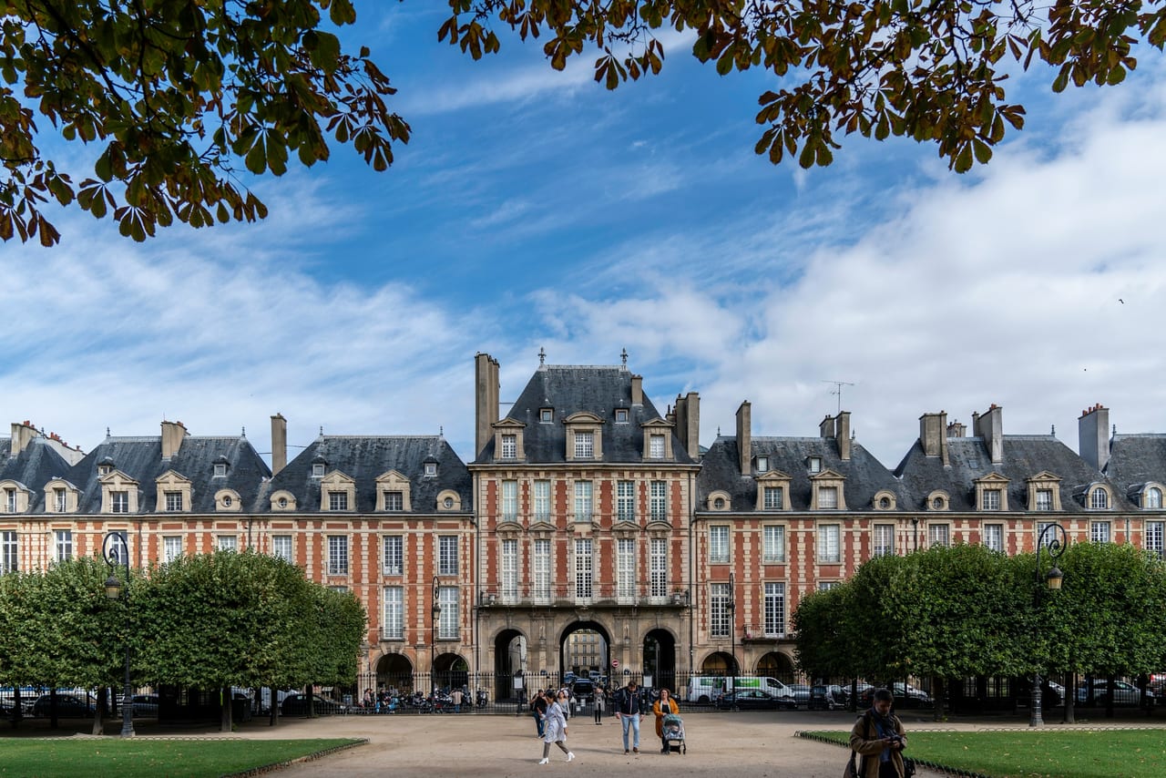 Place des Vosges in Paris (Île de la Cité, Marais, Place des Vosges).