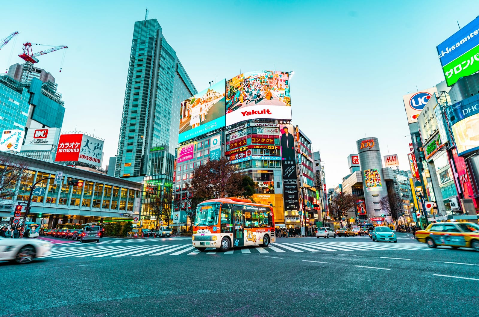 Crowds crossing the Shibuya Scramble.