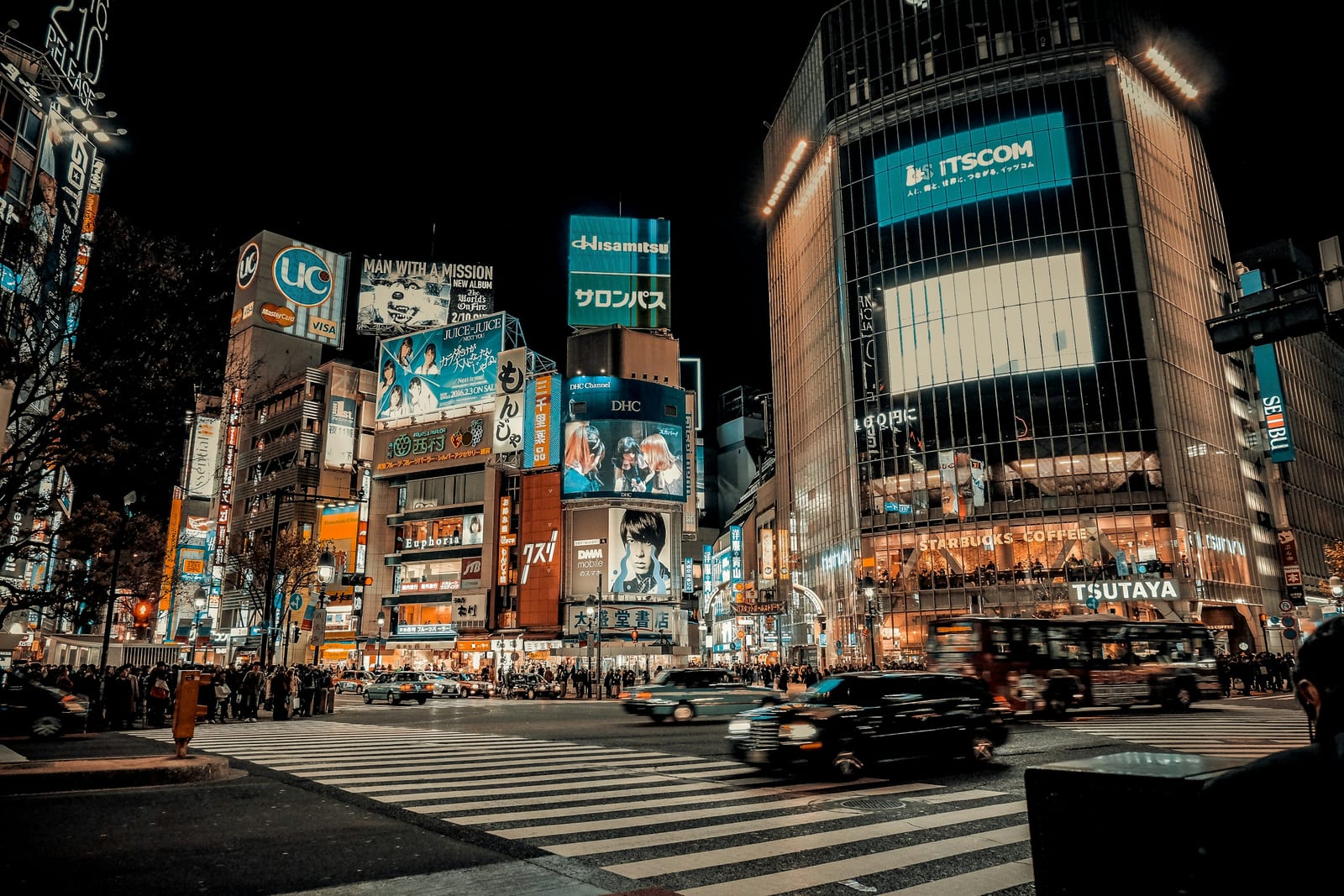 Crowds crossing the Shibuya Scramble.