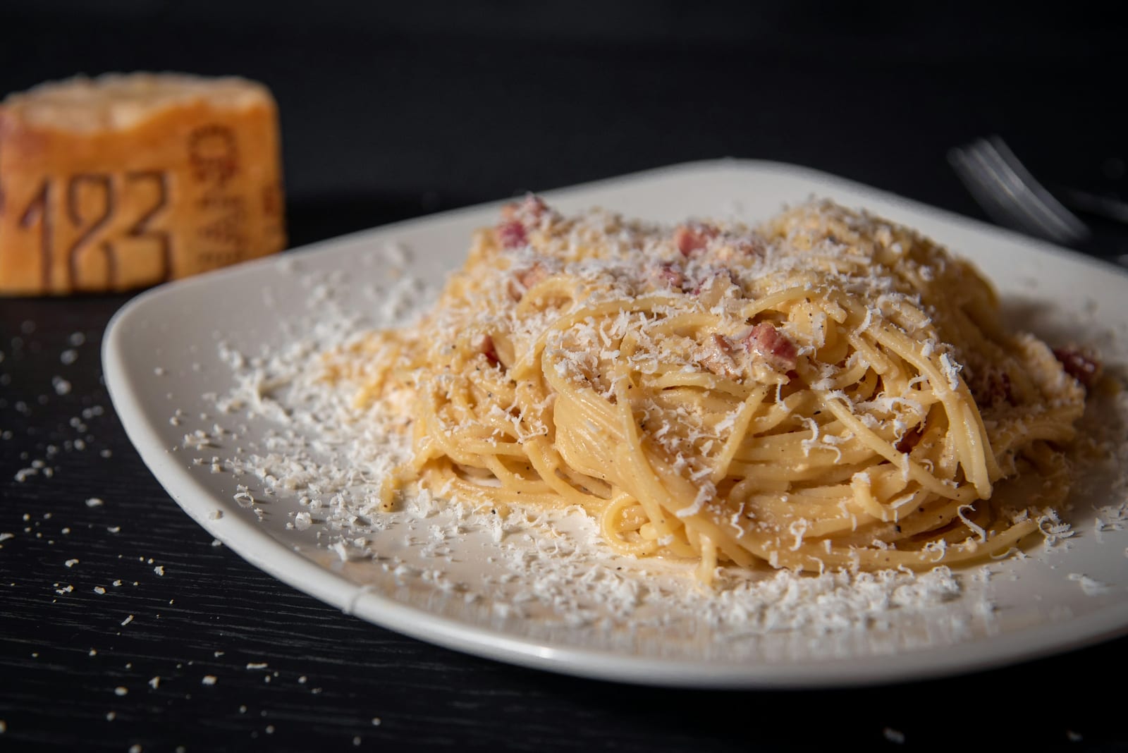 The signature tonnarelli cacio e pepe on a Felice a Testaccio plate.