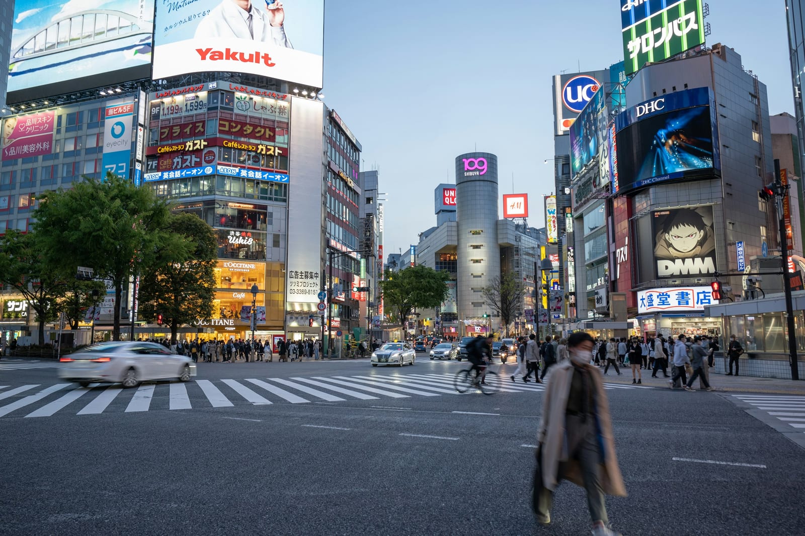 Crowds crossing the Shibuya Scramble.