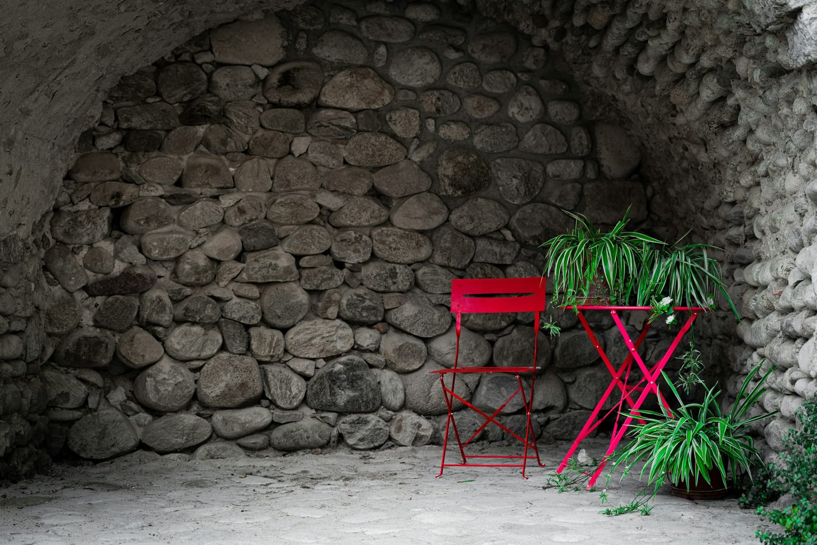 The stone-walled dining room of Flavio al Velavevodetto, cut into Monte Testaccio.