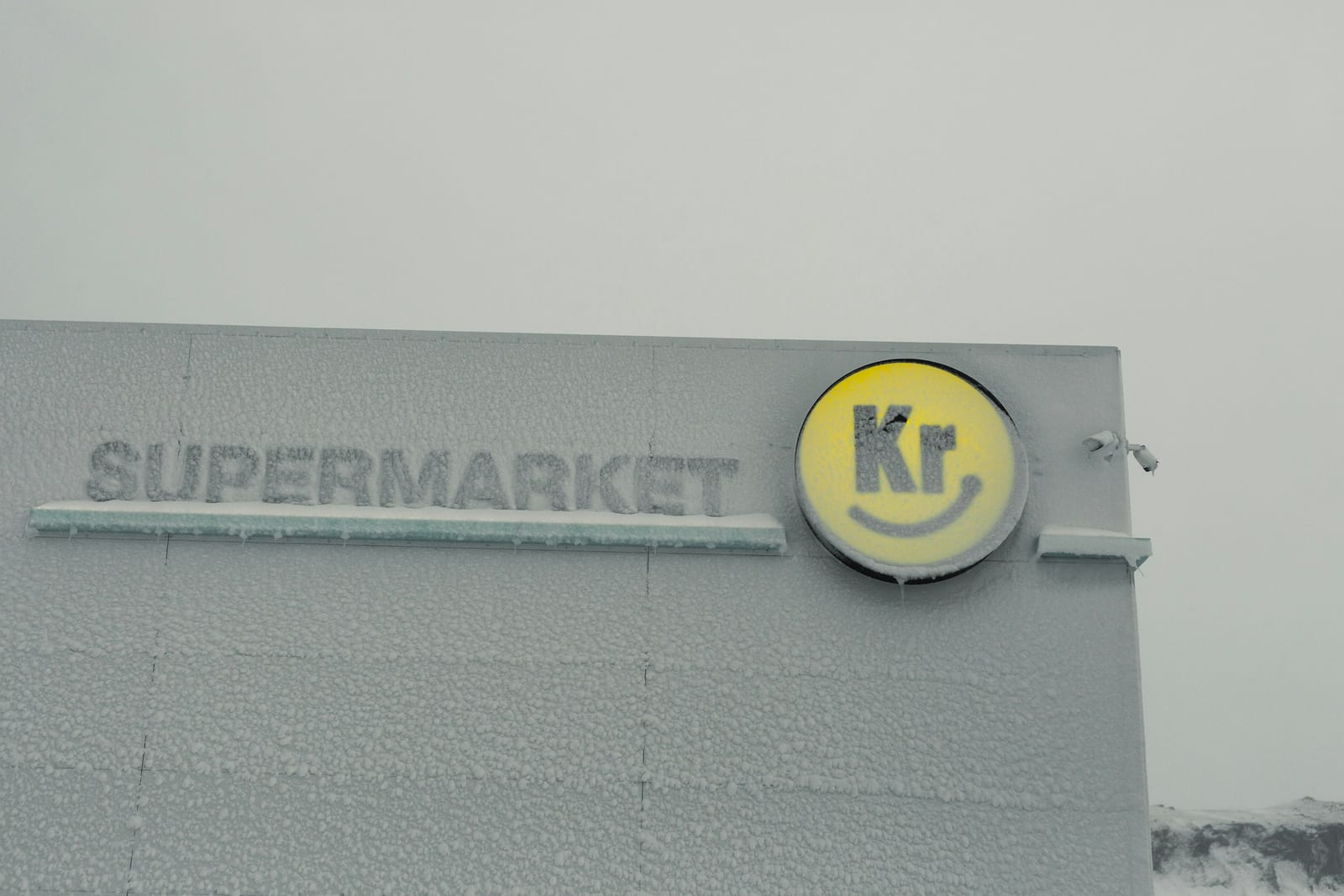 a sign on the side of a building that says supermarket