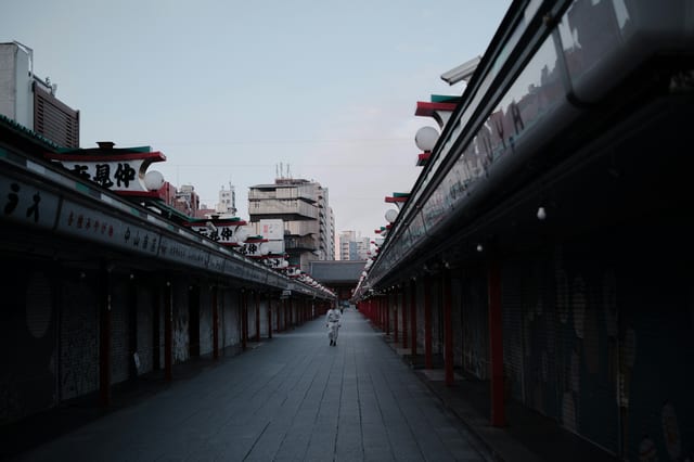The Nakamise approach to Senso-ji, under its giant red lantern
