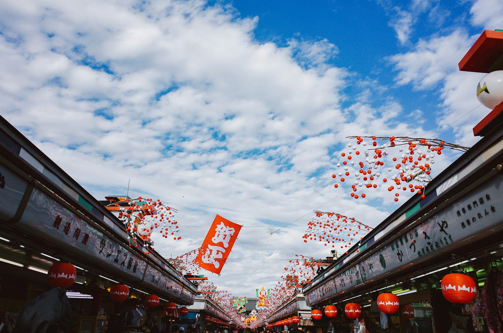 The Nakamise approach to Senso-ji, under its giant red lantern