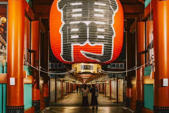 The Nakamise approach to Senso-ji, under its giant red lantern